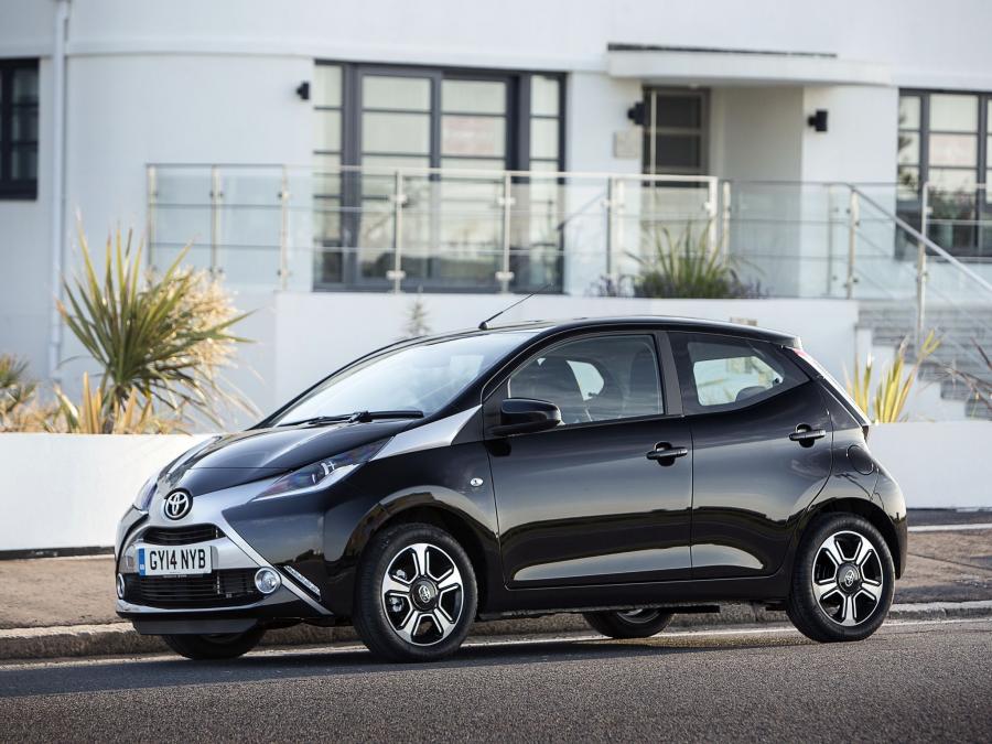  Toyota Aygo x-clusiv 5-Door 2014 года  (UK) (фото 13 из 15)